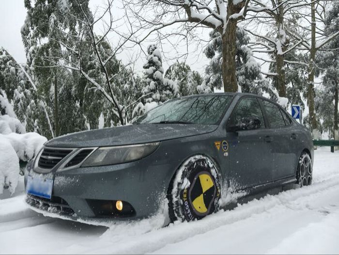 Как помагат зимните чорапи за гуми и спрейовете?